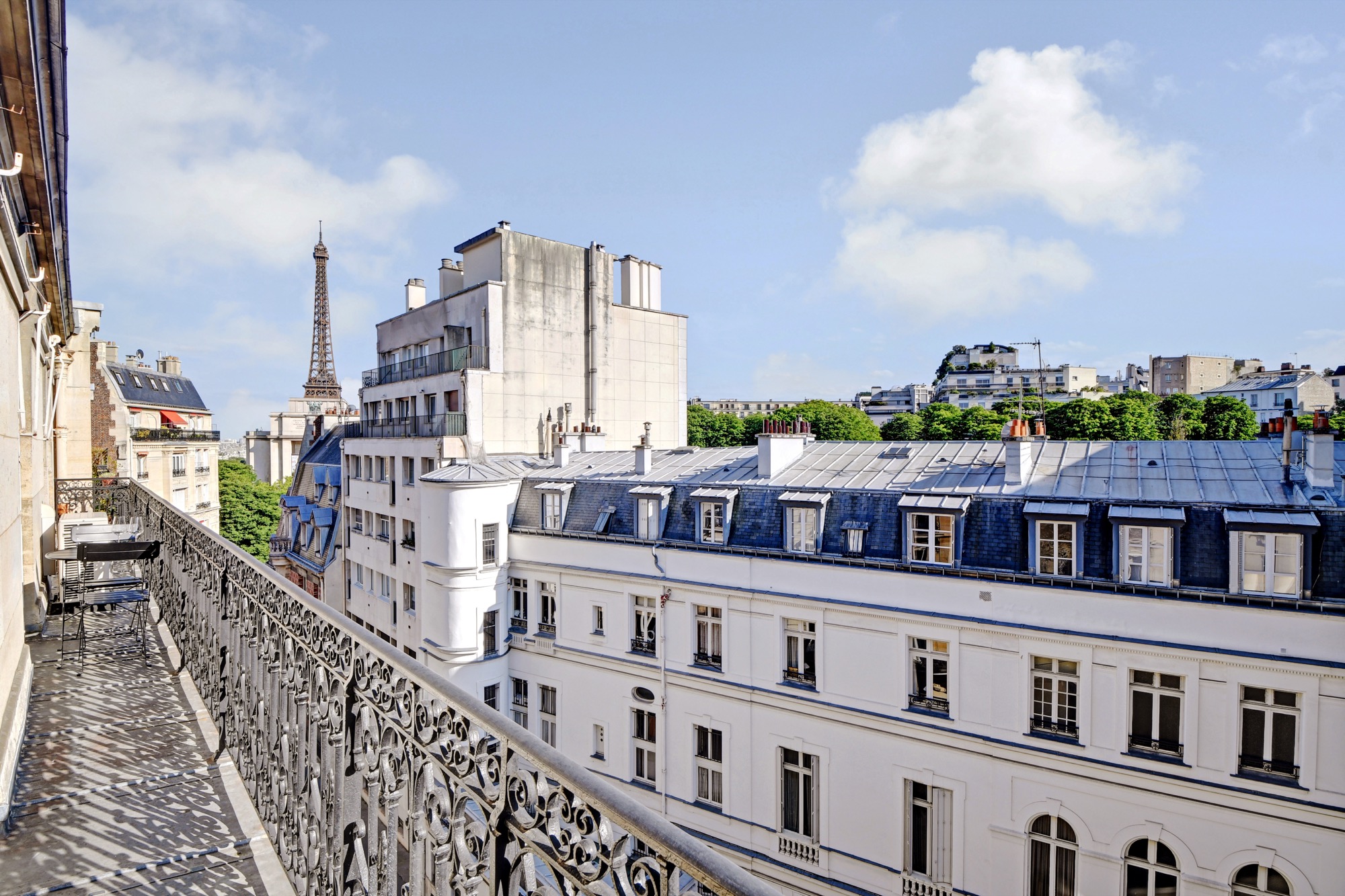 Balcon avec vue sur la Tour Eiffel et les toits de Paris — location gérée par Ginta