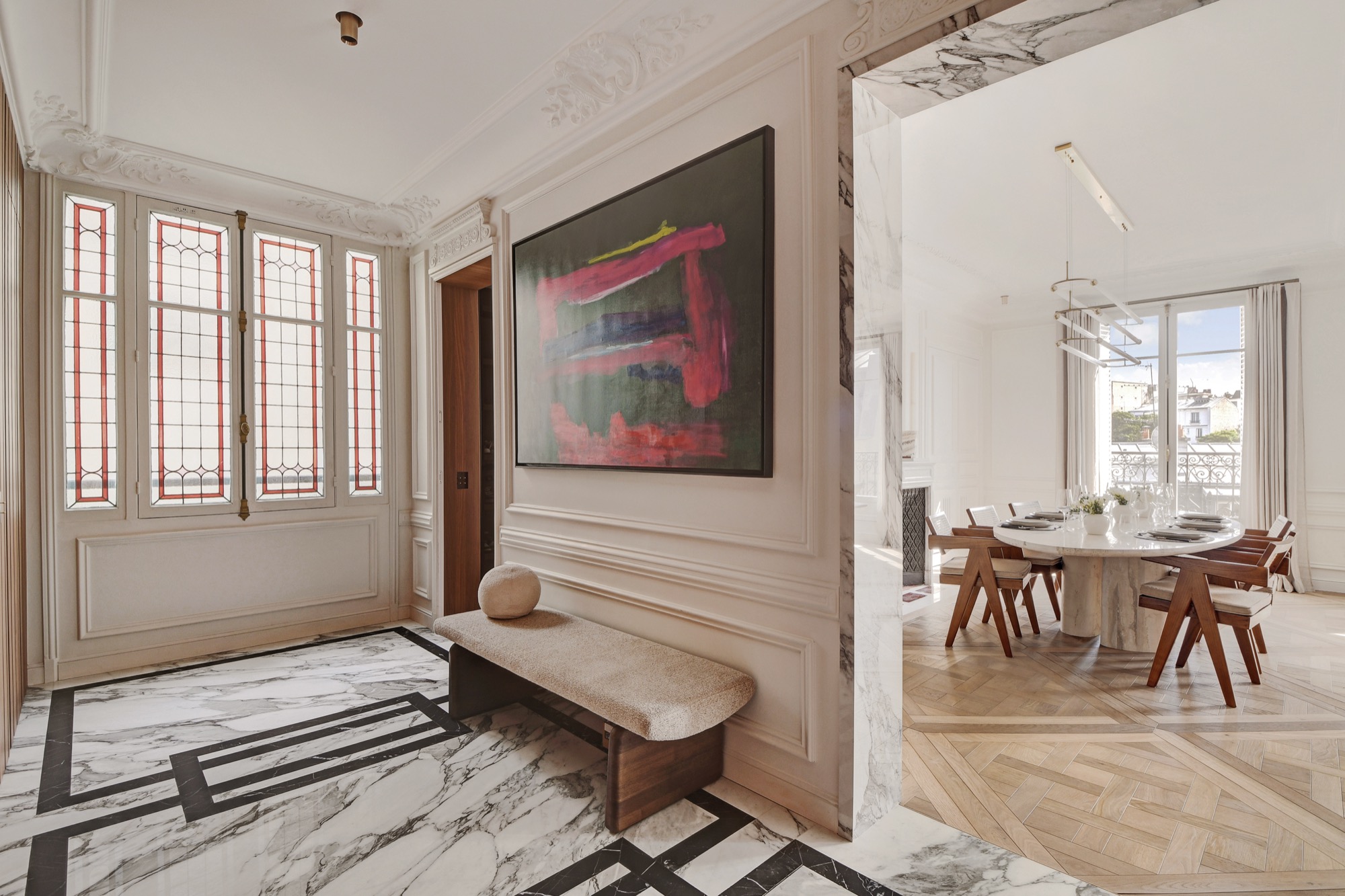 Entrée en marbre noir et blanc avec vitraux — appartement en bail mobilité Paris