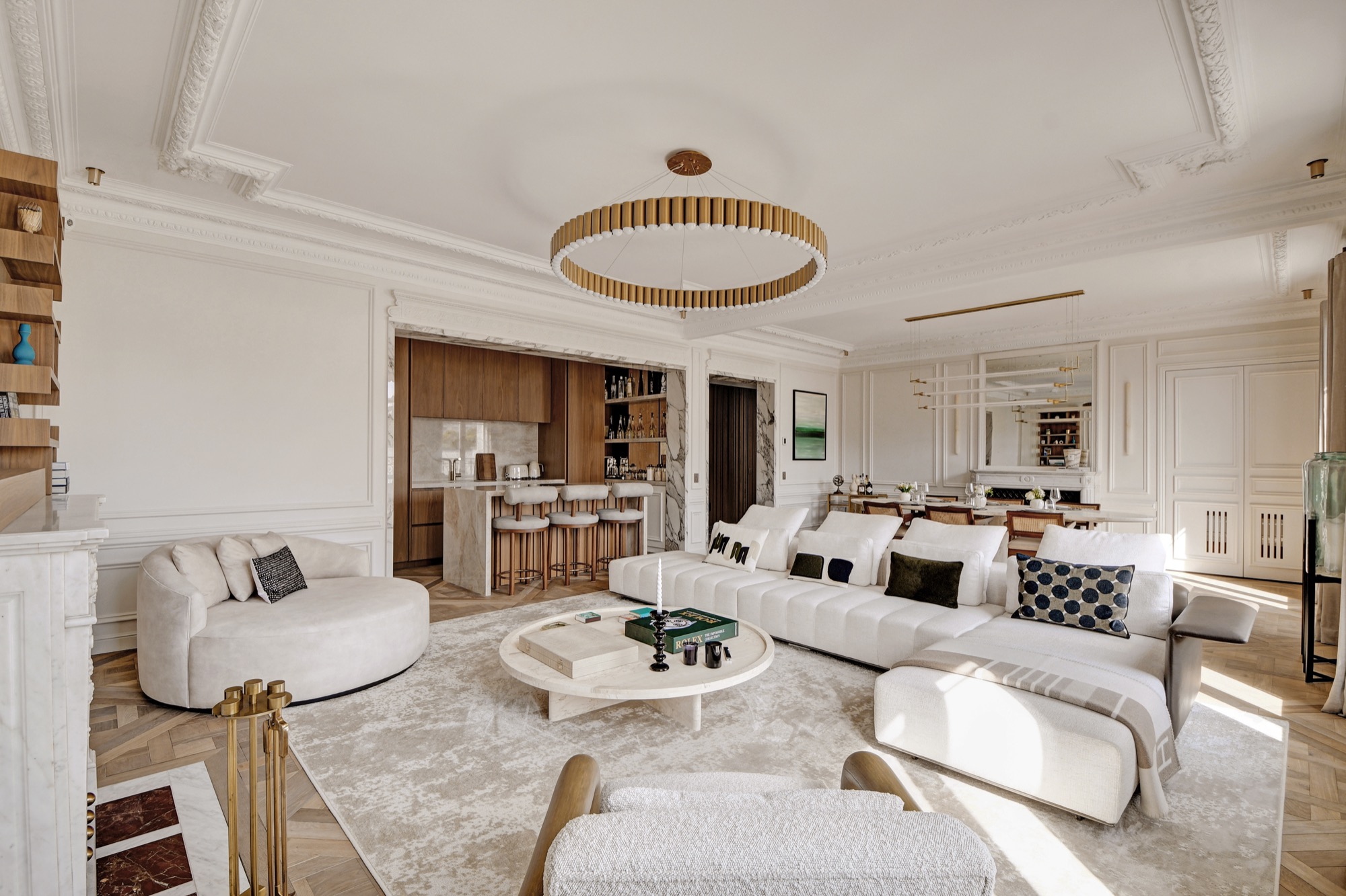 Grand salon haussmannien avec lustre doré et parquet chevron — appartement géré par Ginta Paris