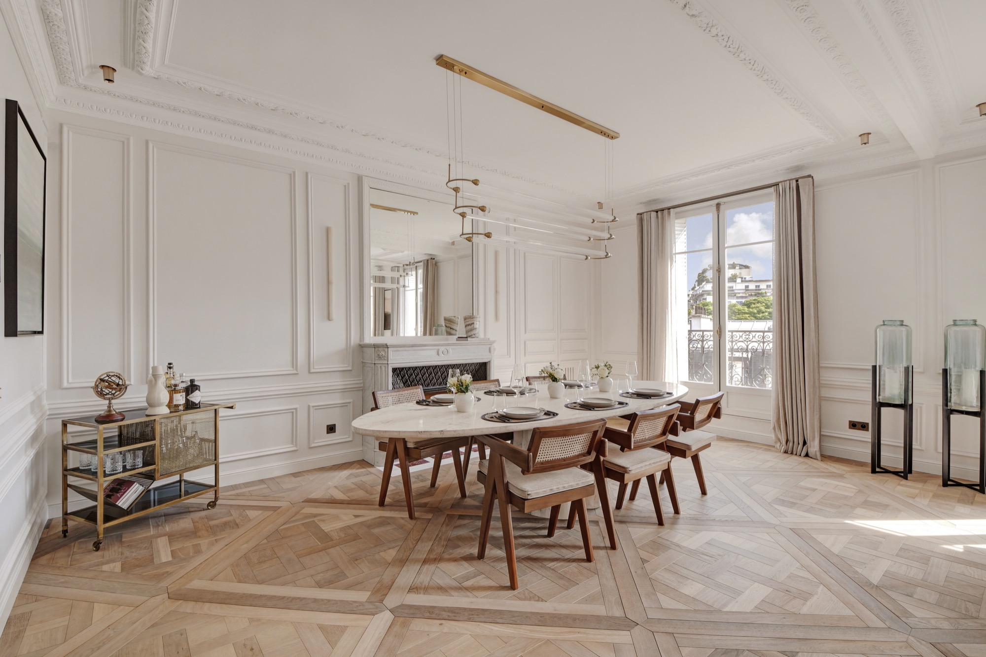 Salle à manger luxueuse avec table en marbre et hautes fenêtres — location courte durée Paris