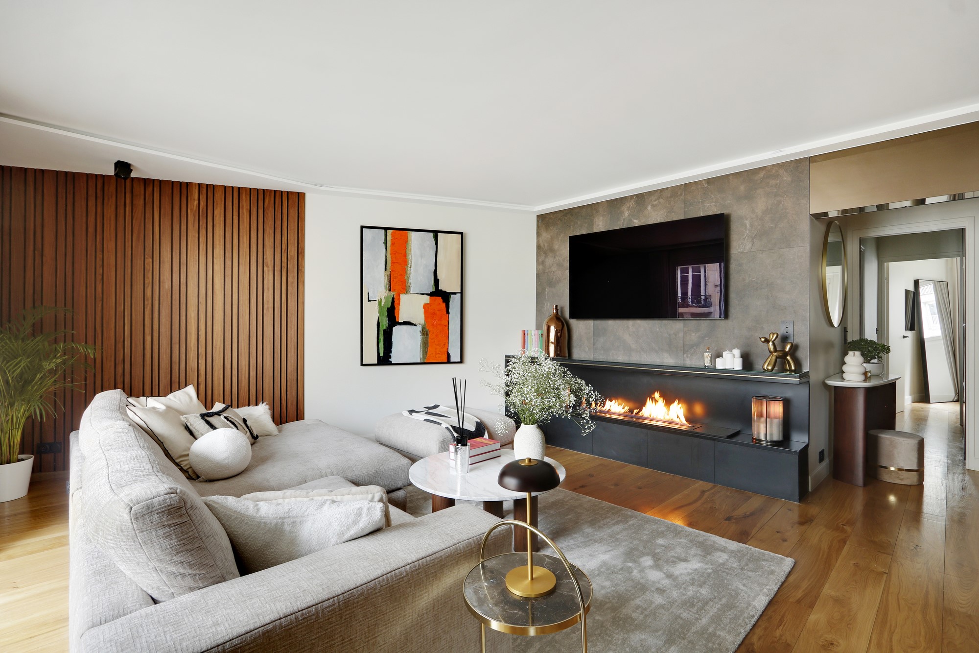 Salon contemporain avec cheminée bioéthanol — appartement Airbnb Paris géré par Ginta
